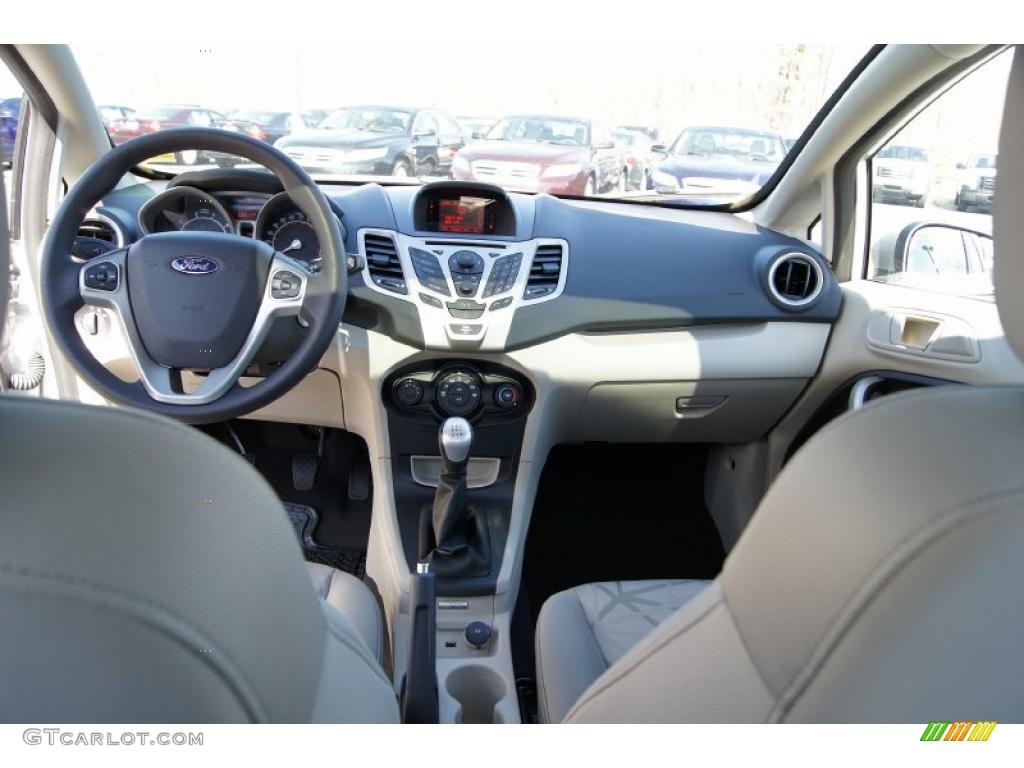 2011 Ford Fiesta SE Sedan Light Stone/Charcoal Black Cloth Dashboard Photo #45114420