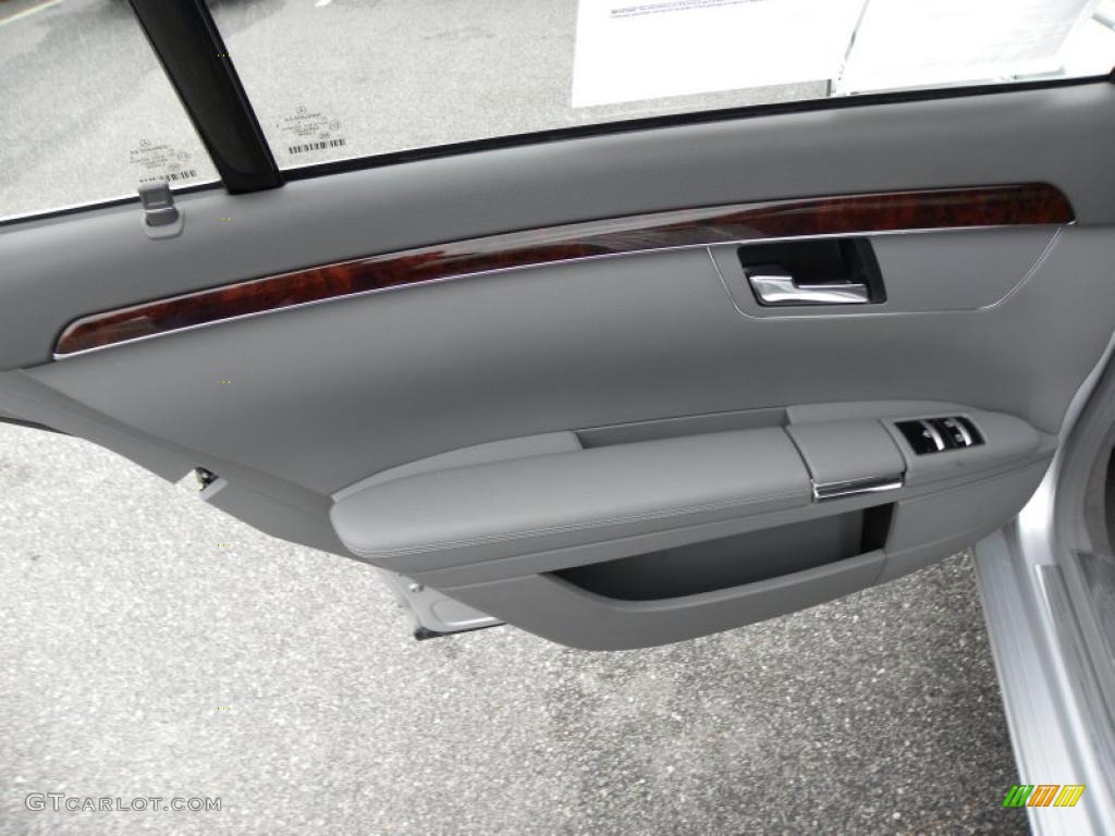 2009 Mercedes-Benz S 550 Sedan Grey/Dark Grey Door Panel Photo #45125270