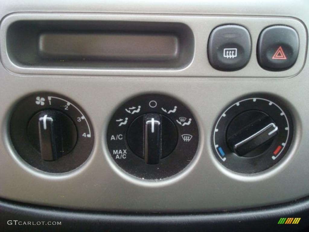 2004 Ford Escape Limited 4WD Controls Photo #45133374