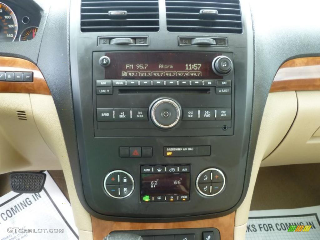 2007 Saturn Outlook XR Controls Photo #45137283