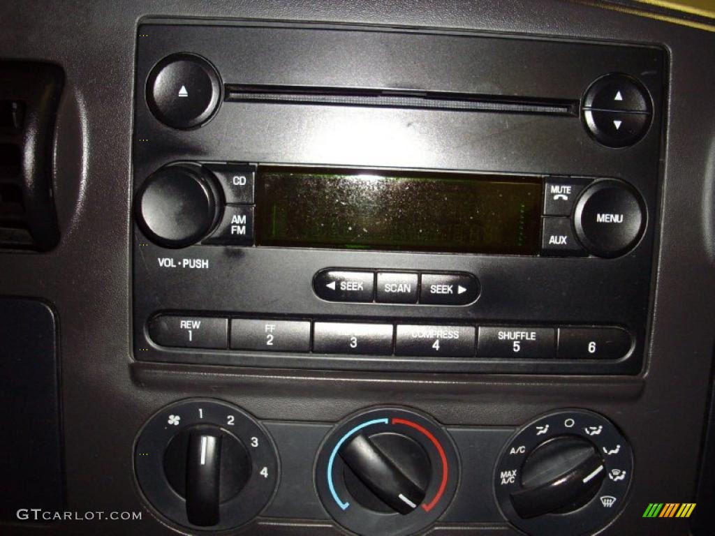2006 Ford F350 Super Duty XLT Regular Cab 4x4 Controls Photo #45139155