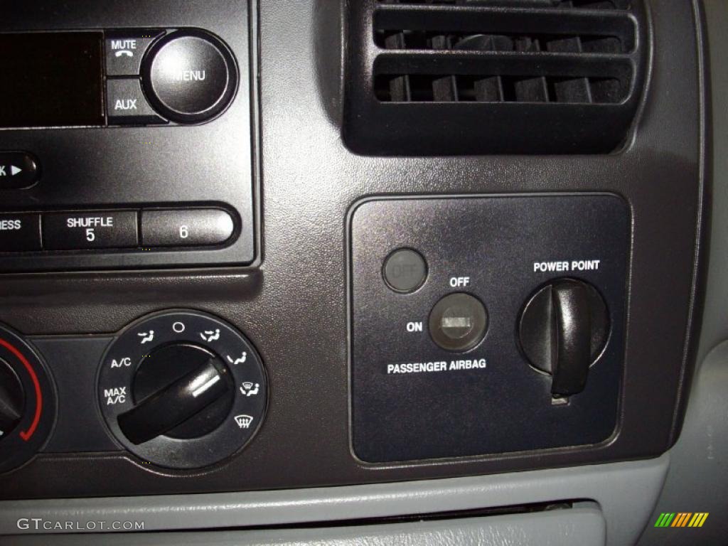 2006 Ford F350 Super Duty XLT Regular Cab 4x4 Controls Photo #45139171