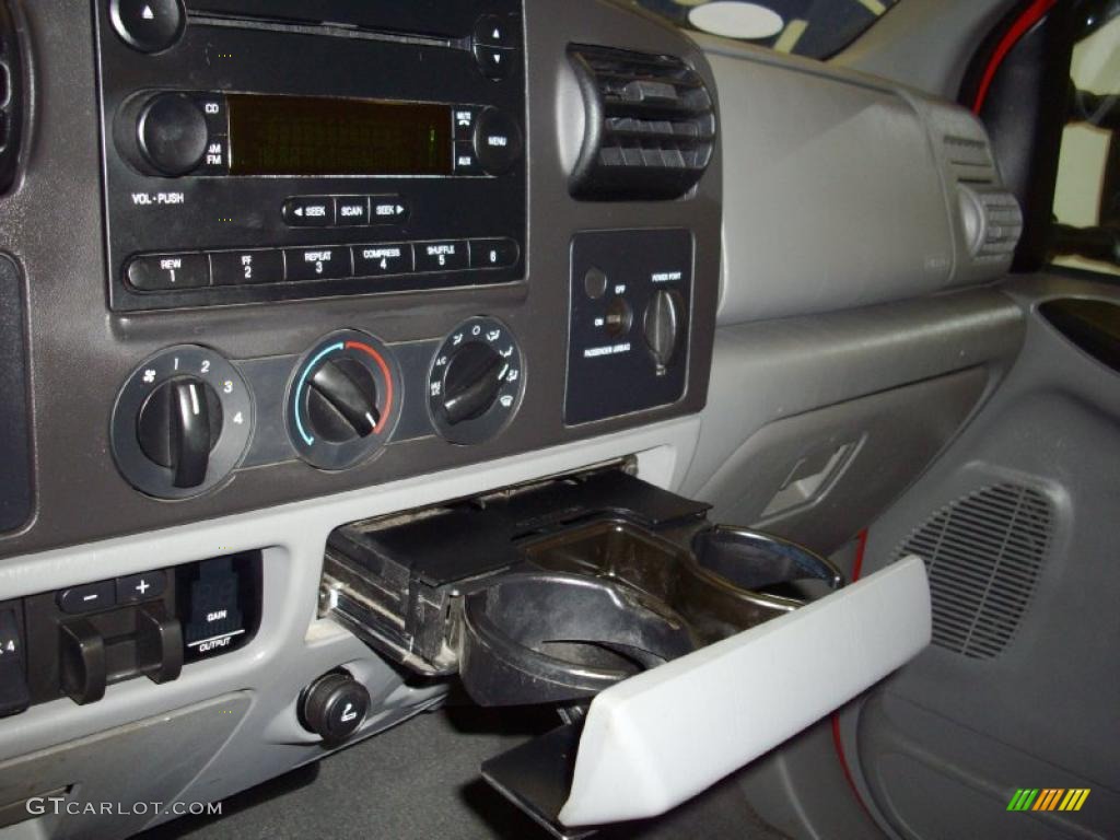 2006 Ford F350 Super Duty XLT Regular Cab 4x4 Controls Photo #45139195