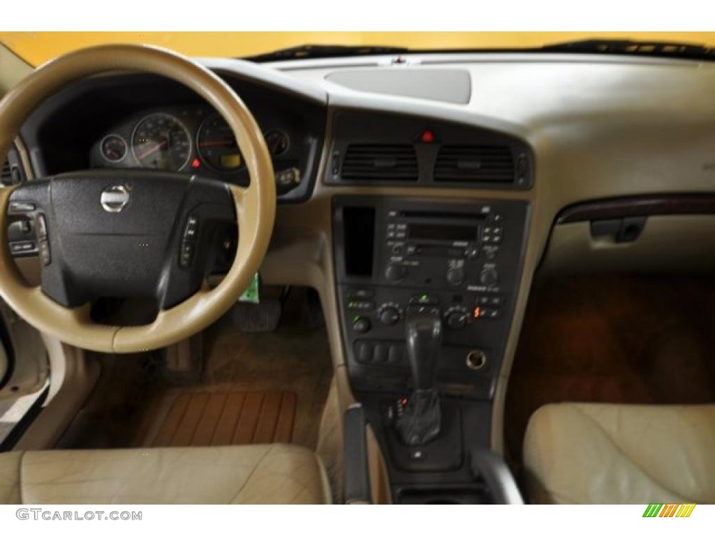 2003 XC70 AWD - White / Taupe photo #5