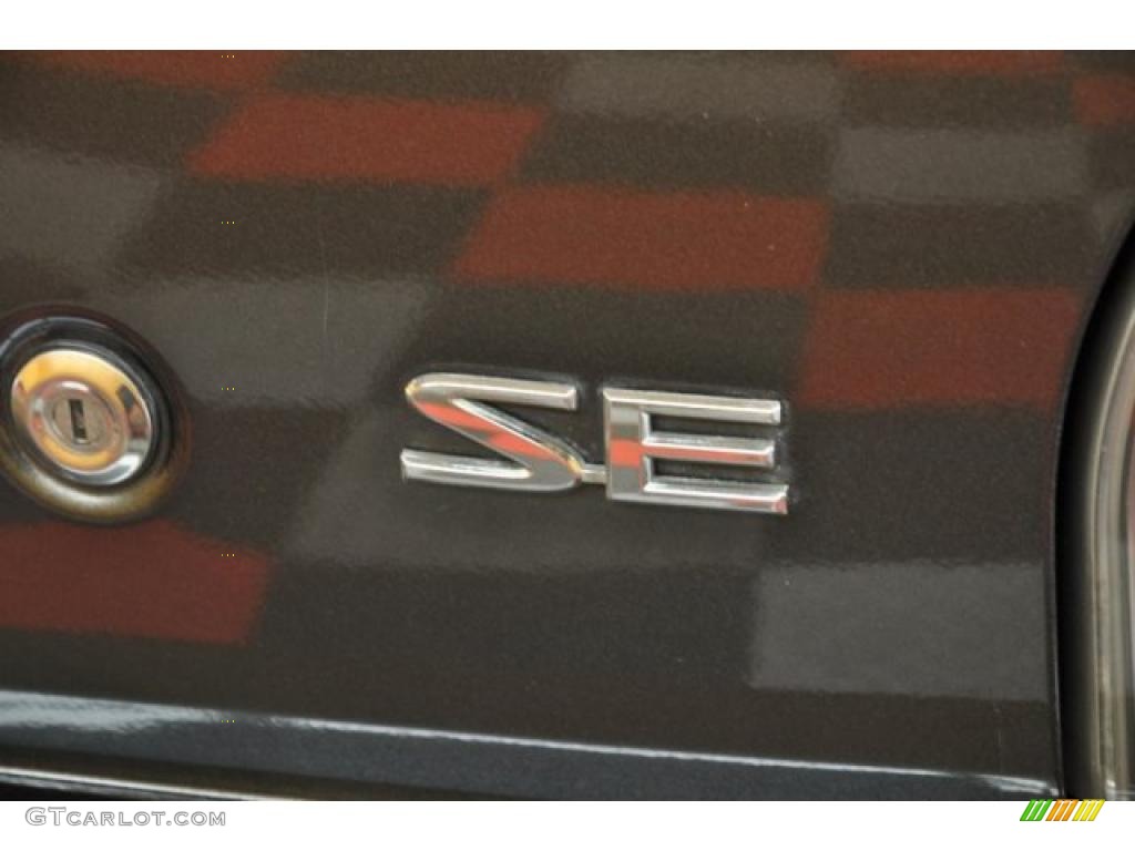 2003 Nissan Maxima SE Marks and Logos Photos