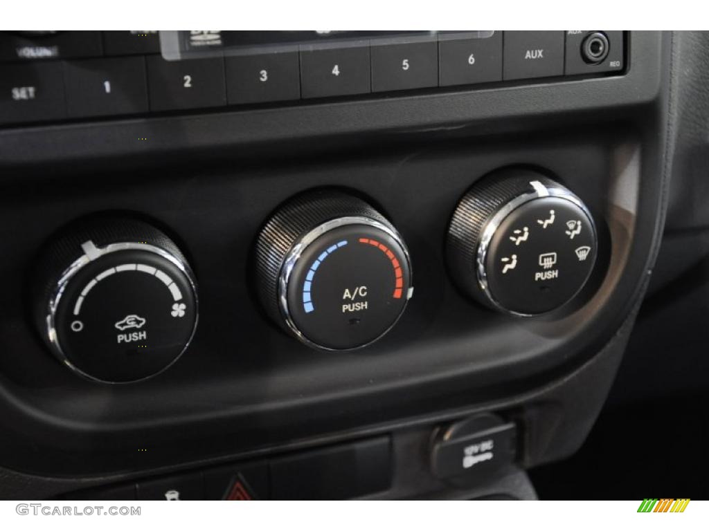 2011 Jeep Patriot Sport Controls Photo #45149523