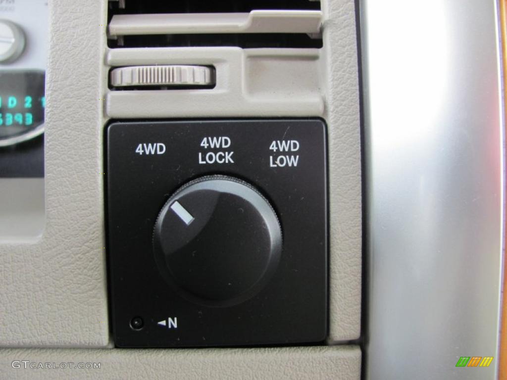 2007 Aspen Limited HEMI 4WD - Light Khaki Beige Metallic / Dark Khaki/Light Graystone photo #8