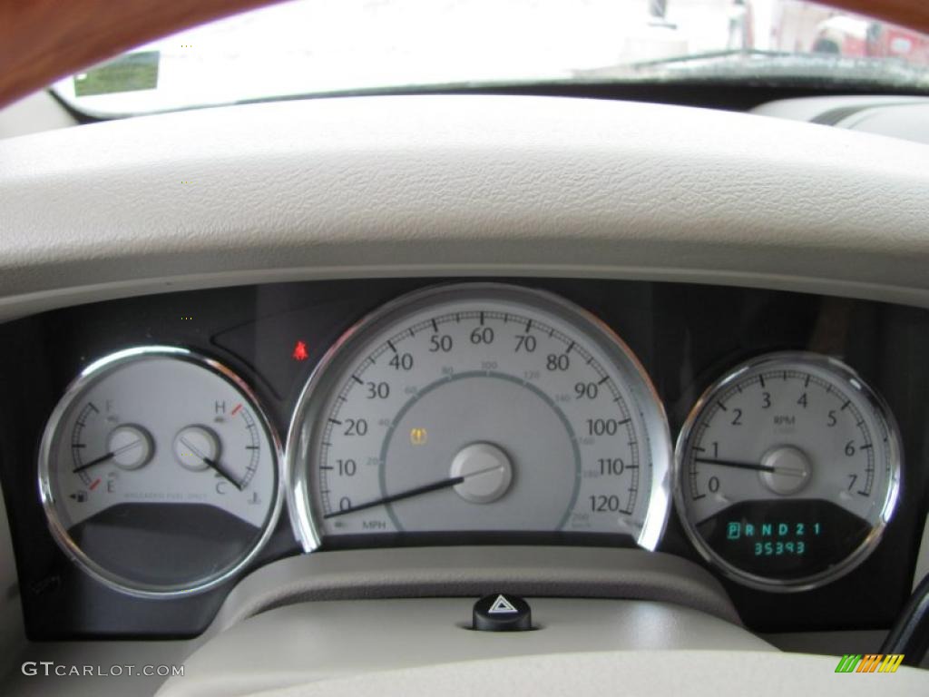 2007 Aspen Limited HEMI 4WD - Light Khaki Beige Metallic / Dark Khaki/Light Graystone photo #10