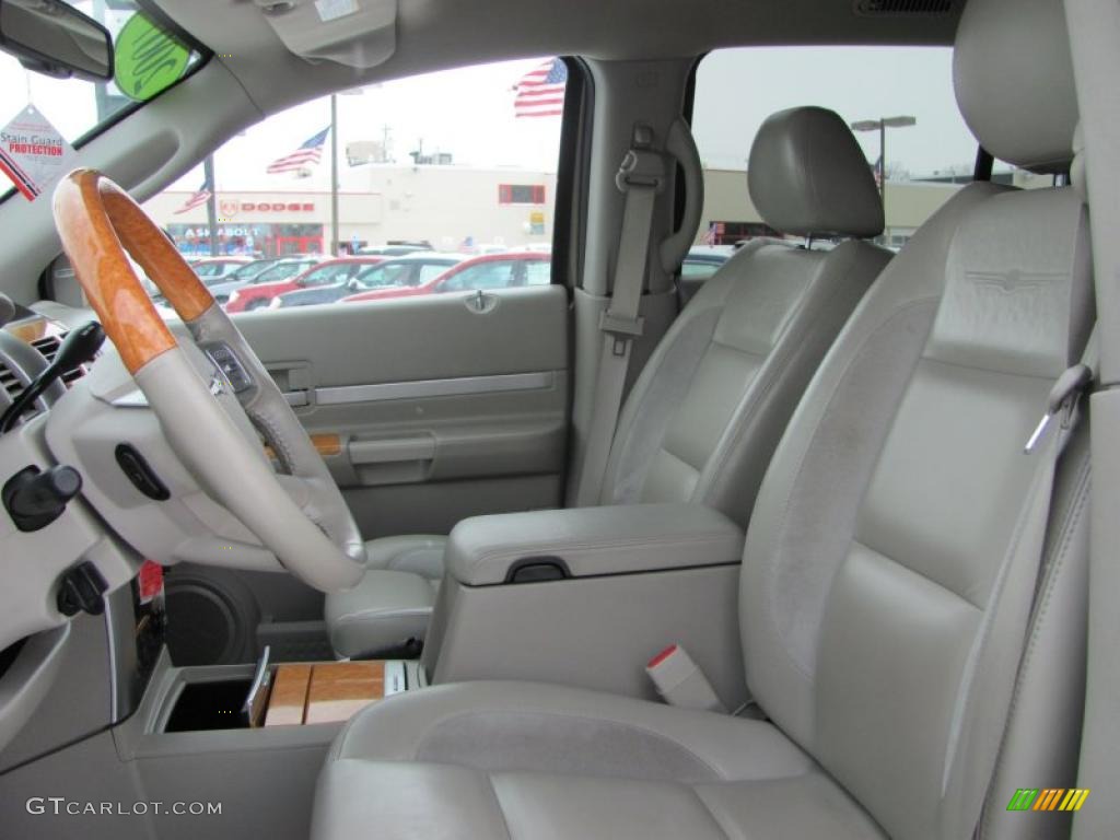 2007 Aspen Limited HEMI 4WD - Light Khaki Beige Metallic / Dark Khaki/Light Graystone photo #12