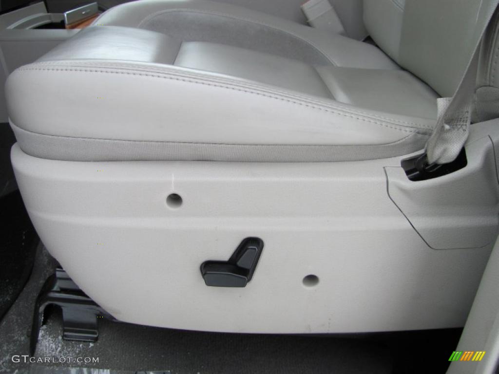 2007 Aspen Limited HEMI 4WD - Light Khaki Beige Metallic / Dark Khaki/Light Graystone photo #13