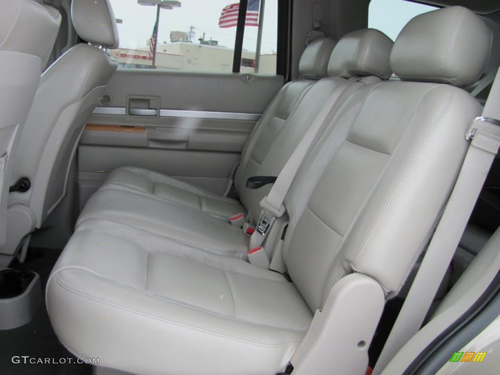 2007 Aspen Limited HEMI 4WD - Light Khaki Beige Metallic / Dark Khaki/Light Graystone photo #14
