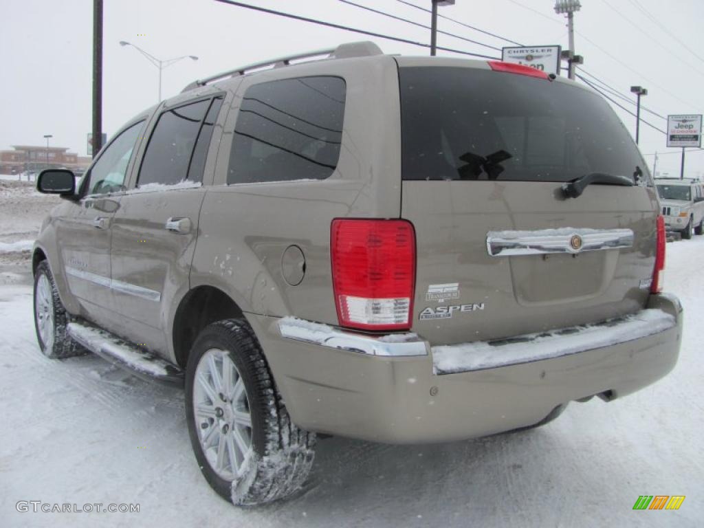 2007 Aspen Limited HEMI 4WD - Light Khaki Beige Metallic / Dark Khaki/Light Graystone photo #22