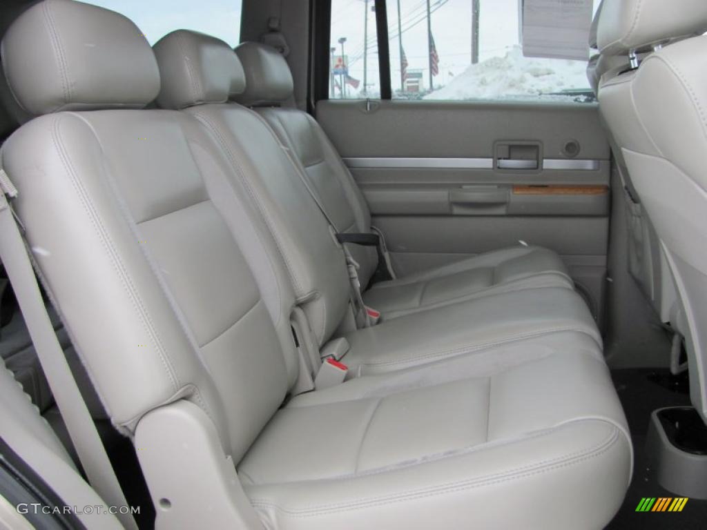 2007 Aspen Limited HEMI 4WD - Light Khaki Beige Metallic / Dark Khaki/Light Graystone photo #23