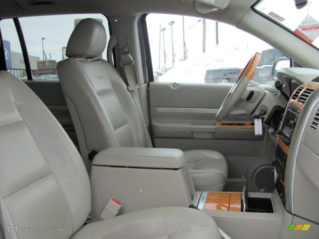 2007 Aspen Limited HEMI 4WD - Light Khaki Beige Metallic / Dark Khaki/Light Graystone photo #25