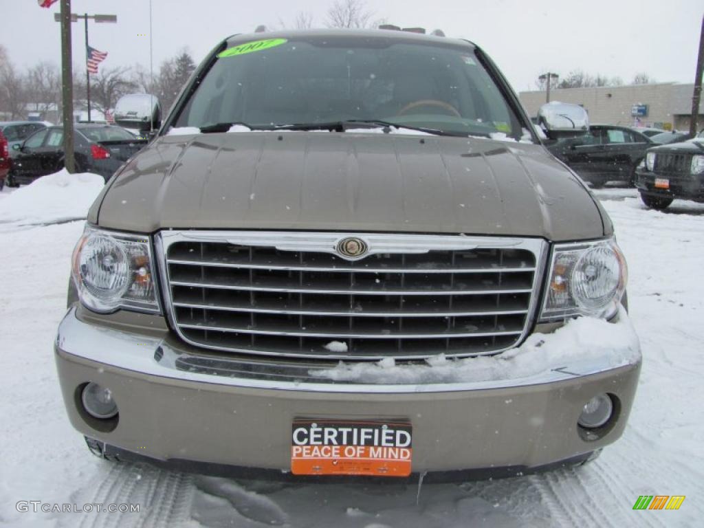 2007 Aspen Limited HEMI 4WD - Light Khaki Beige Metallic / Dark Khaki/Light Graystone photo #27