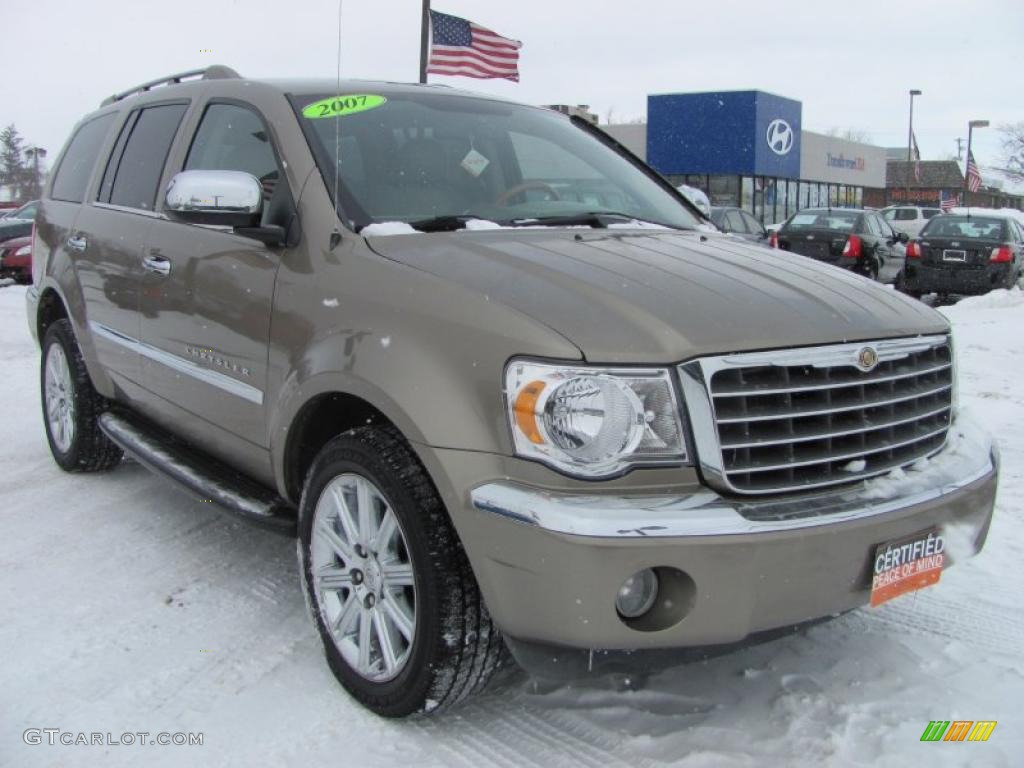 2007 Aspen Limited HEMI 4WD - Light Khaki Beige Metallic / Dark Khaki/Light Graystone photo #28