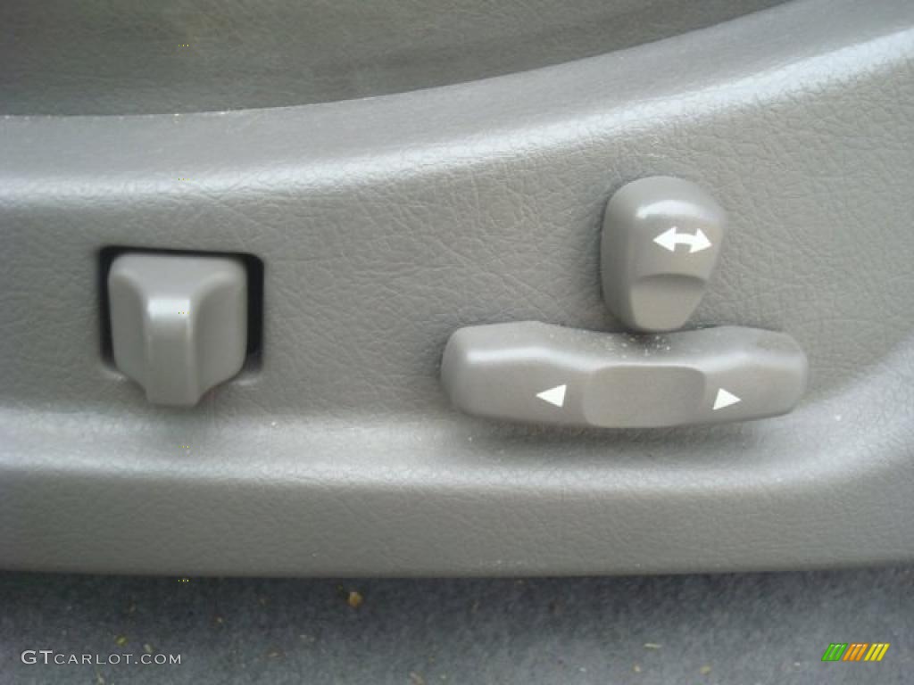 2003 Isuzu Axiom S 2WD Controls Photo #45155206