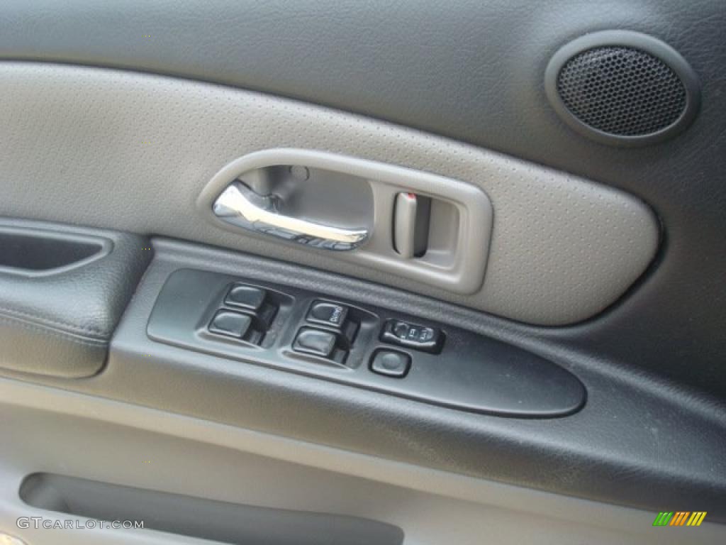 2003 Isuzu Axiom S 2WD Controls Photo #45155237