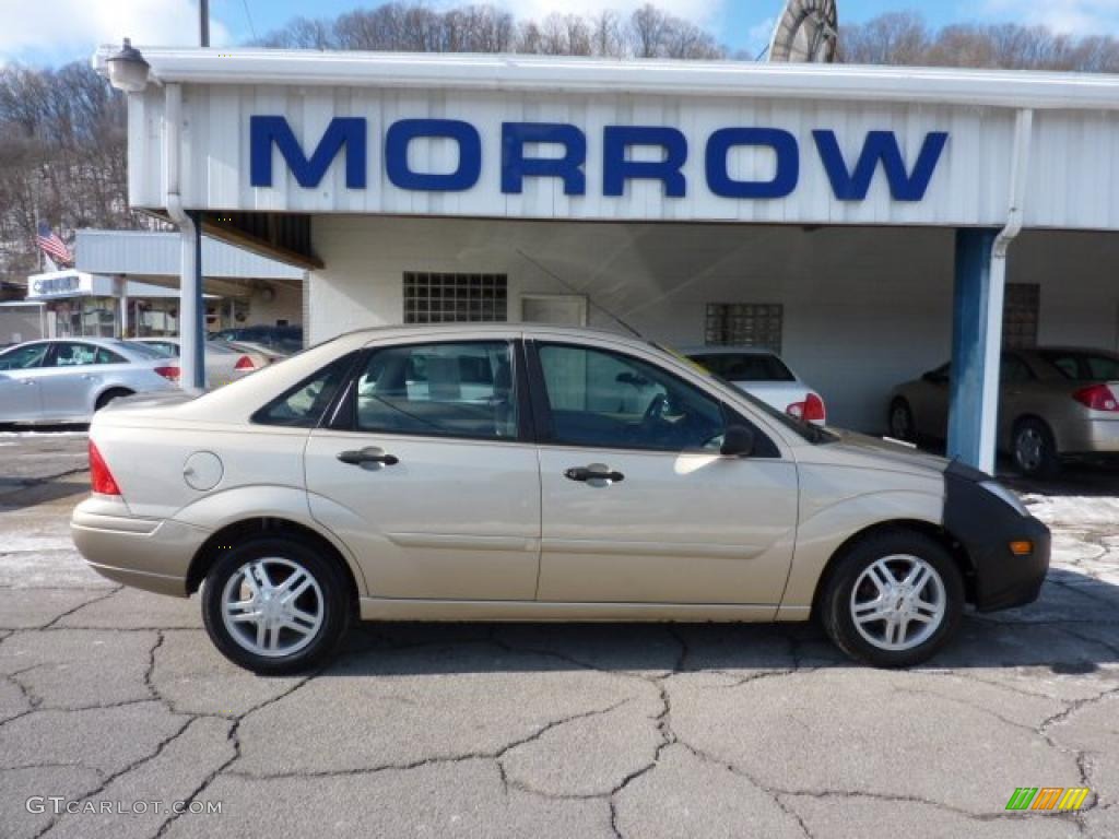 2000 Focus SE Sedan - Fort Knox Gold Metallic / Medium Parchment photo #1