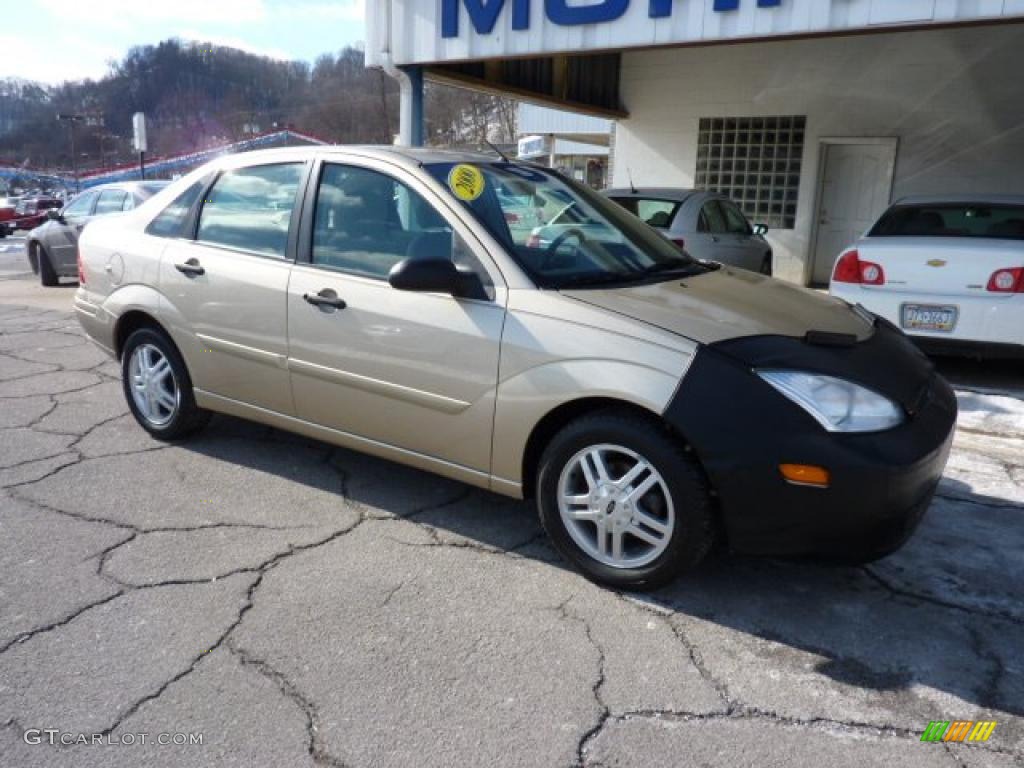 2000 Focus SE Sedan - Fort Knox Gold Metallic / Medium Parchment photo #2