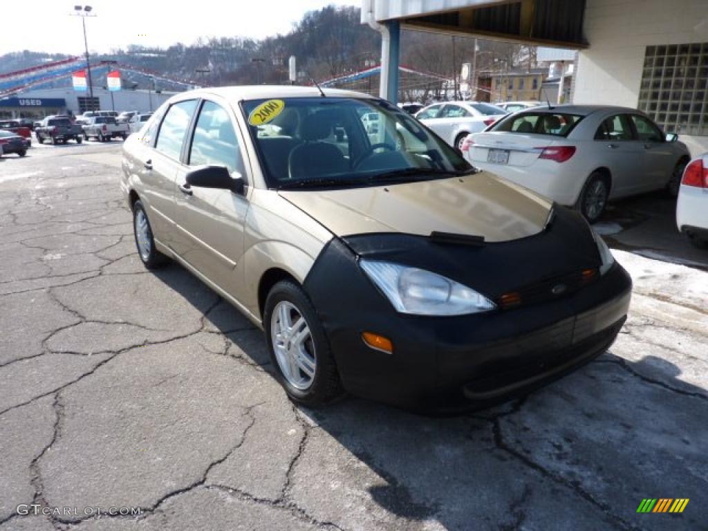 2000 Focus SE Sedan - Fort Knox Gold Metallic / Medium Parchment photo #3