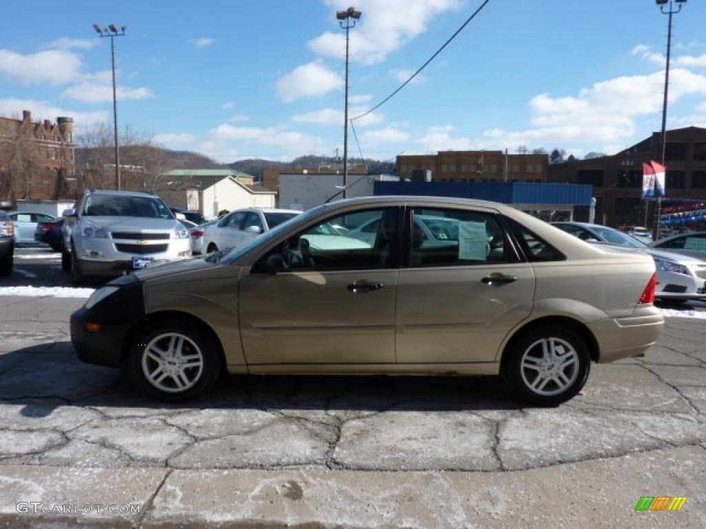 2000 Focus SE Sedan - Fort Knox Gold Metallic / Medium Parchment photo #6