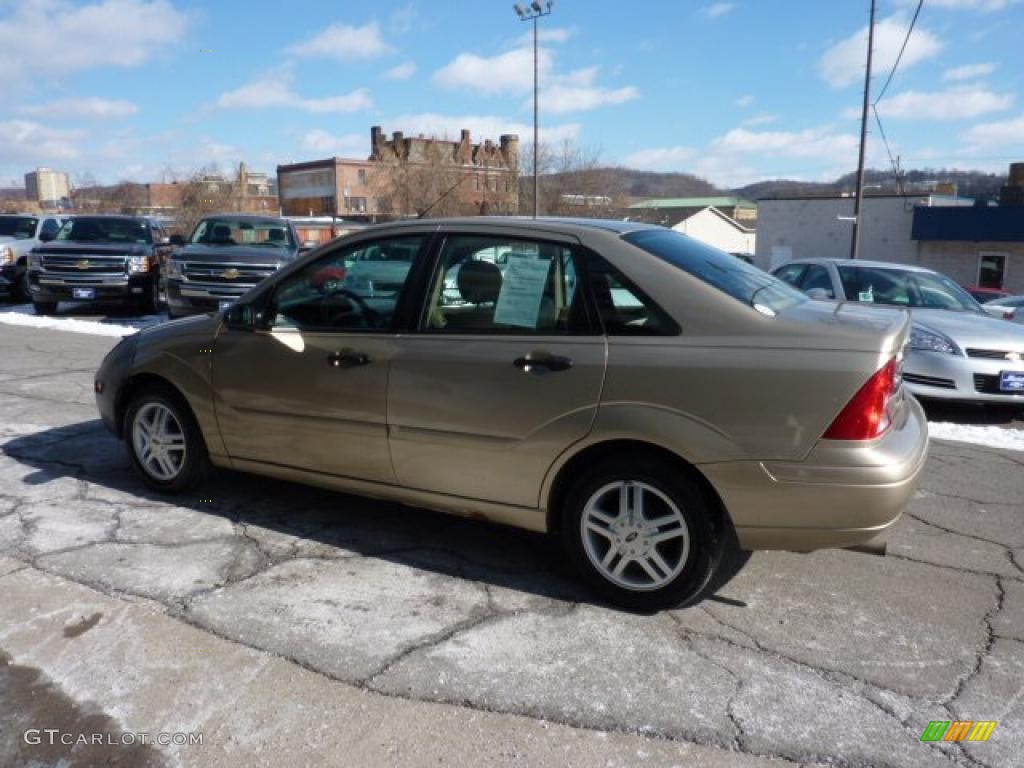 2000 Focus SE Sedan - Fort Knox Gold Metallic / Medium Parchment photo #7