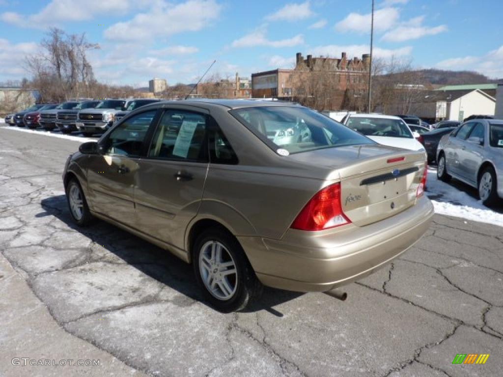 2000 Focus SE Sedan - Fort Knox Gold Metallic / Medium Parchment photo #8