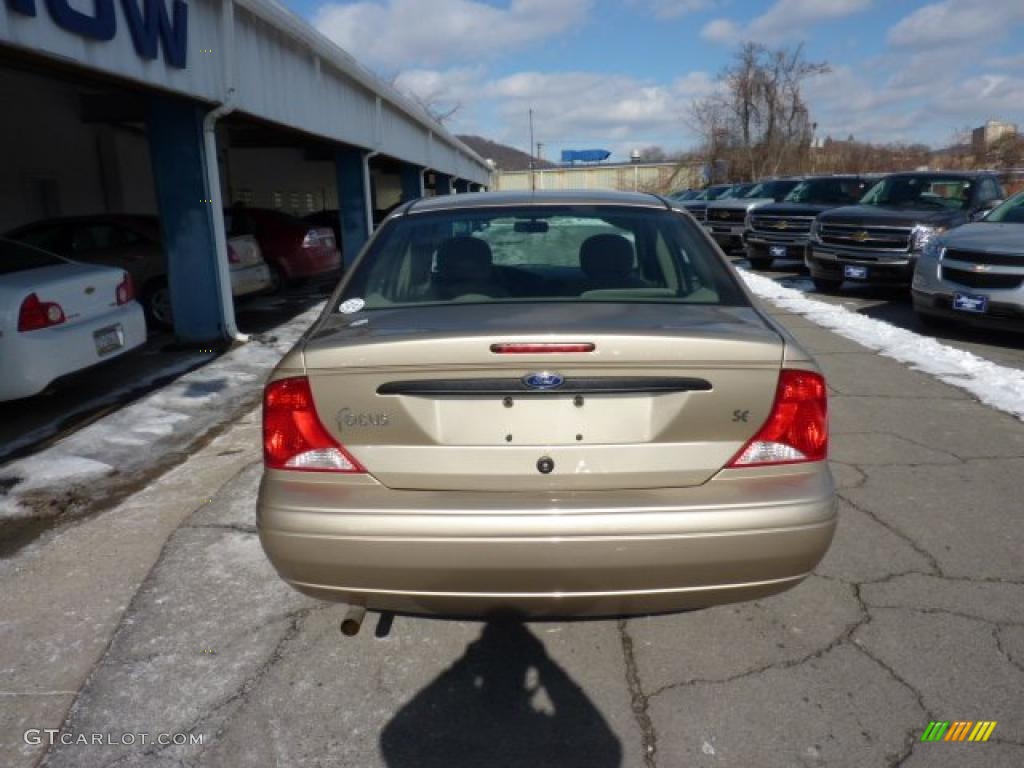 2000 Focus SE Sedan - Fort Knox Gold Metallic / Medium Parchment photo #9