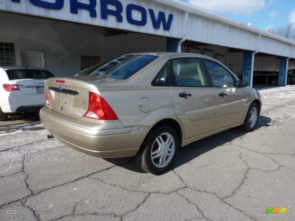 2000 Focus SE Sedan - Fort Knox Gold Metallic / Medium Parchment photo #10