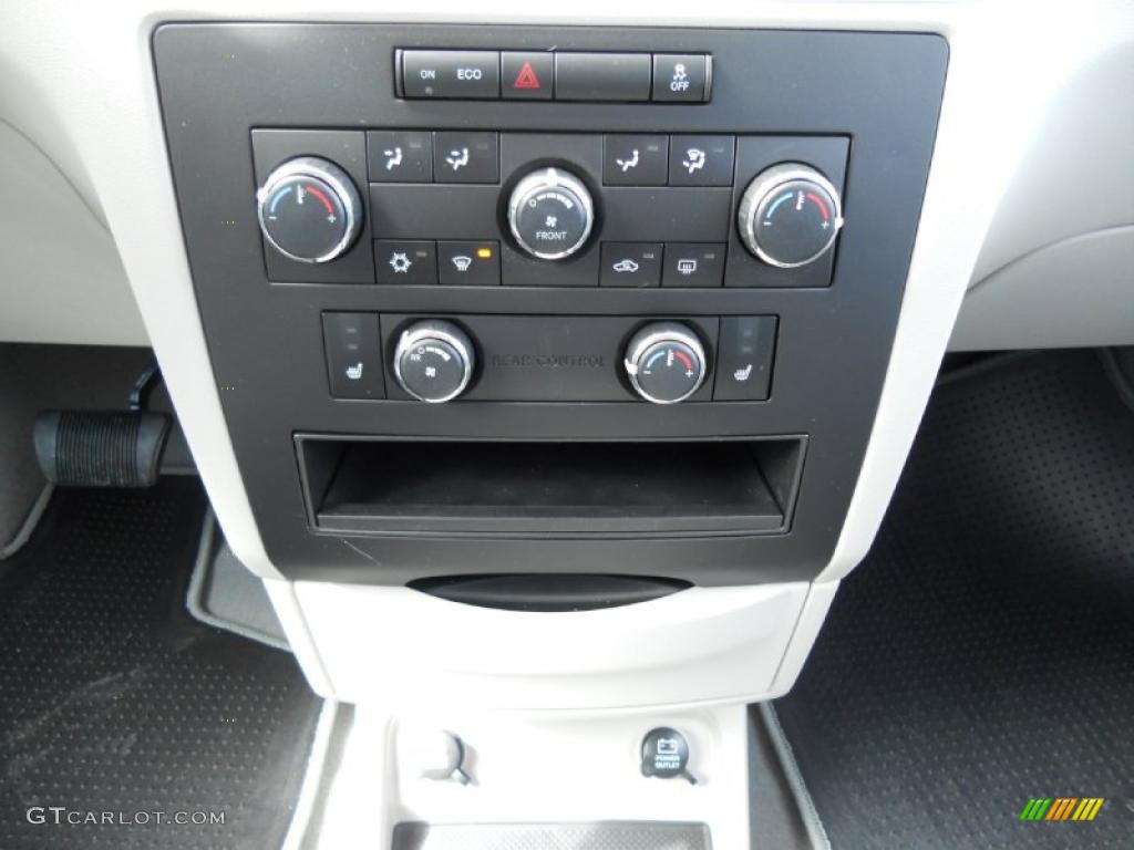 2011 Volkswagen Routan SE Controls Photo #45163601