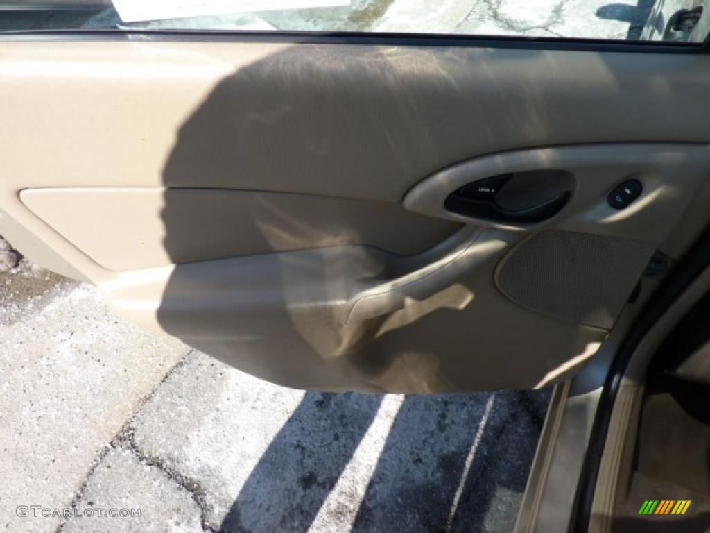 2000 Focus SE Sedan - Fort Knox Gold Metallic / Medium Parchment photo #17