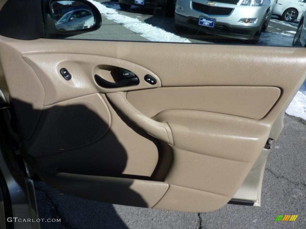 2000 Focus SE Sedan - Fort Knox Gold Metallic / Medium Parchment photo #21