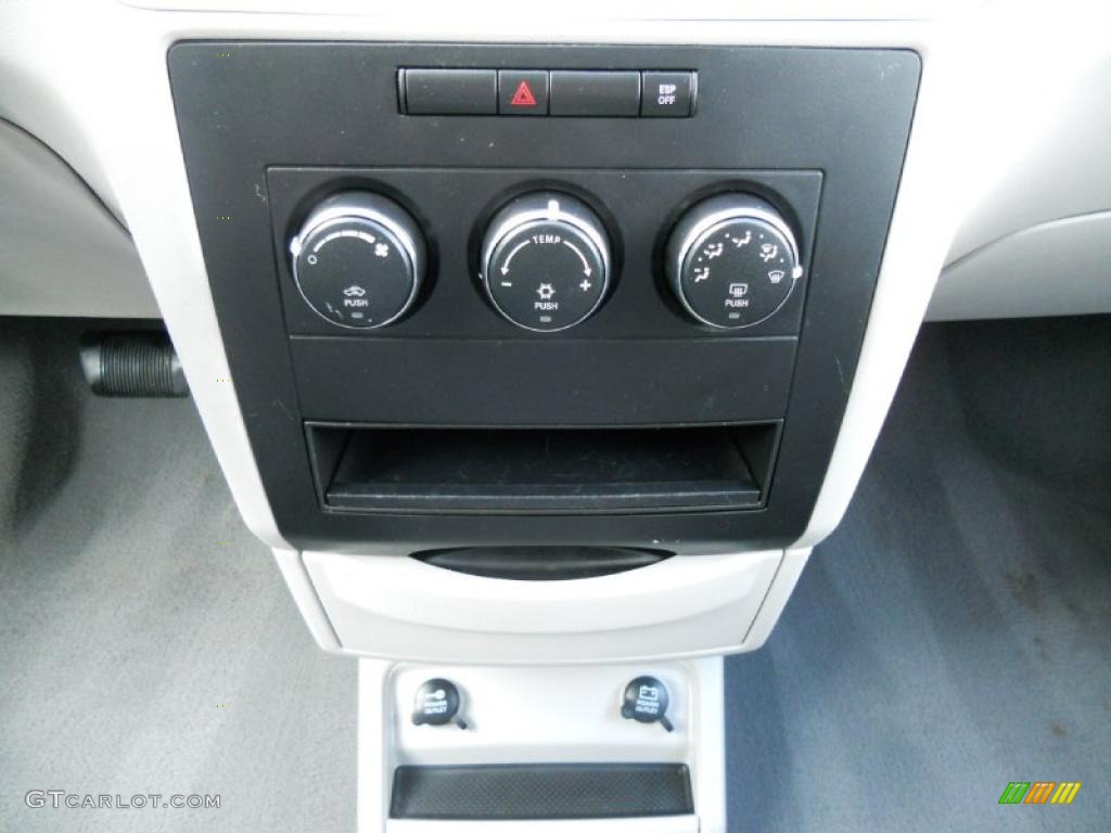 2009 Volkswagen Routan S Controls Photo #45165289