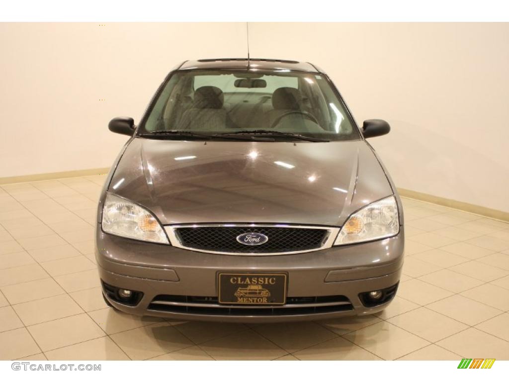 2005 Focus ZX4 SE Sedan - Liquid Grey Metallic / Dark Flint/Light Flint photo #2