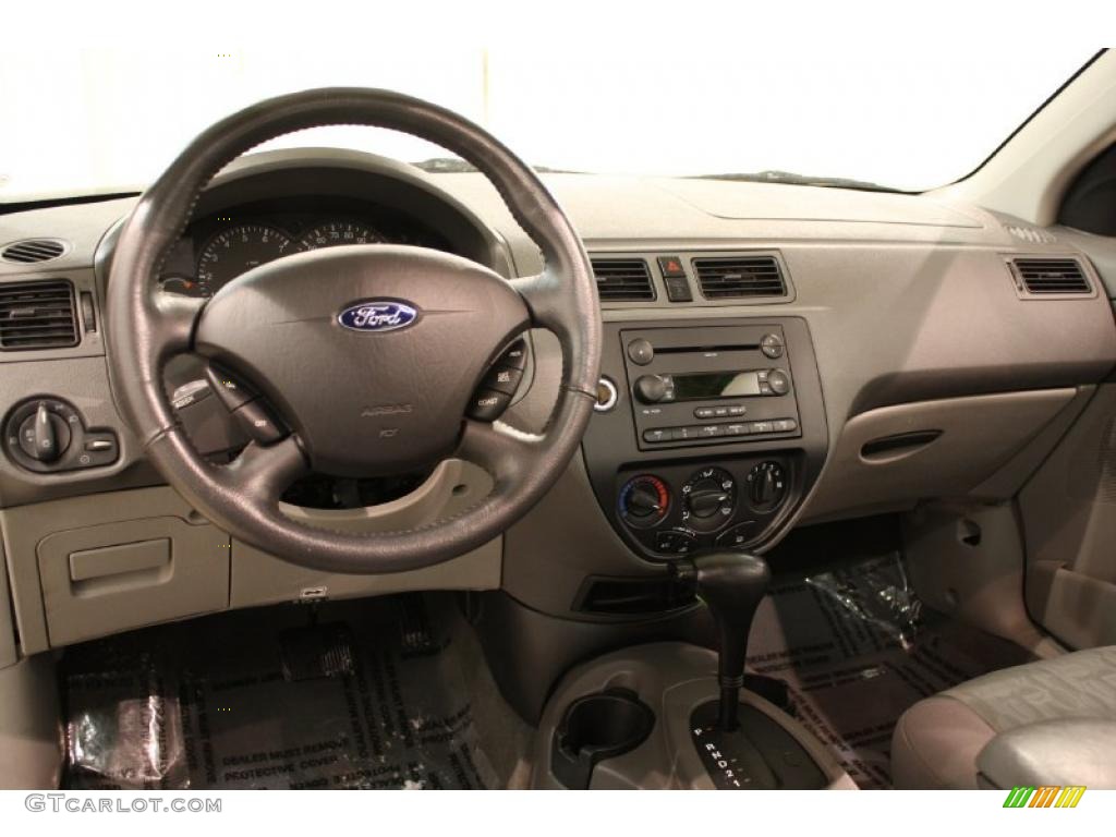 2005 Focus ZX4 SE Sedan - Liquid Grey Metallic / Dark Flint/Light Flint photo #7