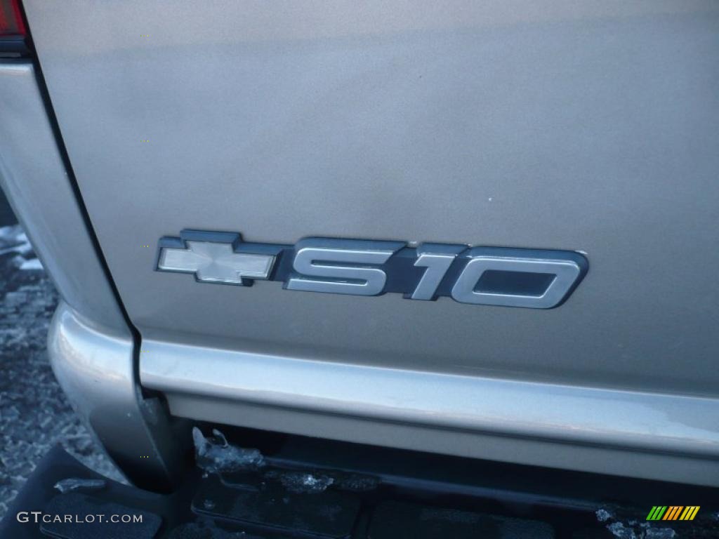 2001 Chevrolet S10 LS Extended Cab 4x4 Marks and Logos Photo #45175140