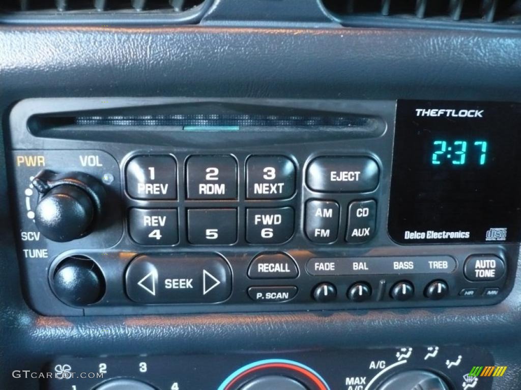 2001 Chevrolet S10 LS Extended Cab 4x4 Controls Photo #45175304