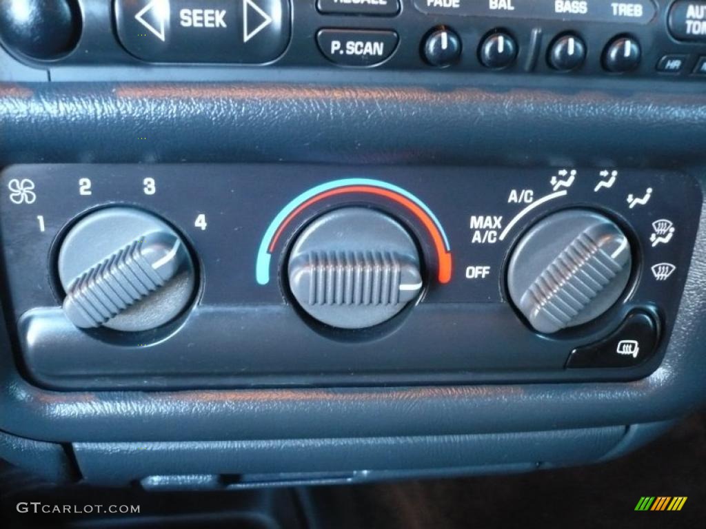 2001 Chevrolet S10 LS Extended Cab 4x4 Controls Photo #45175320