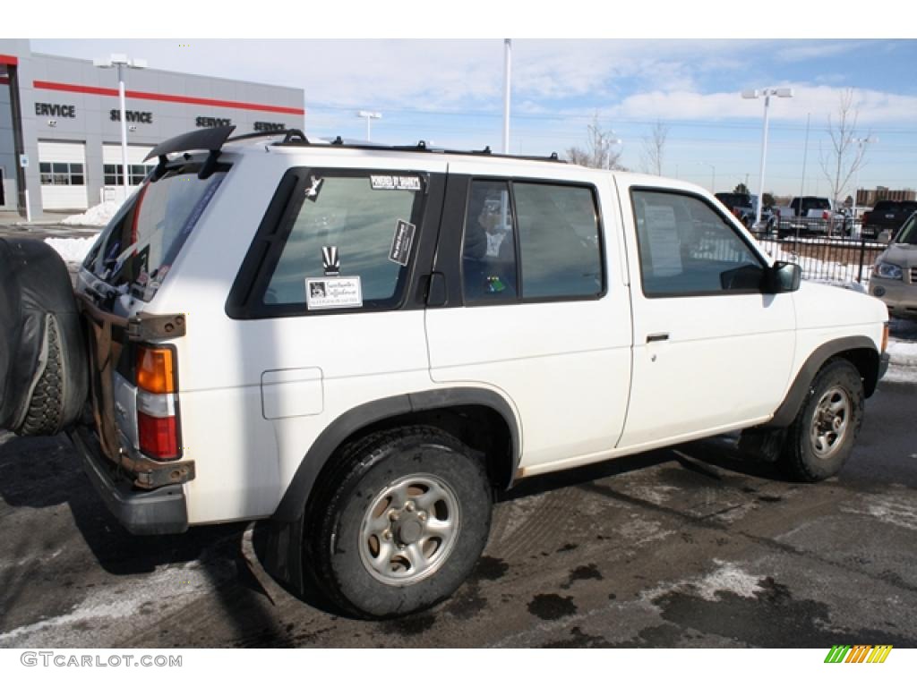 1992 Pathfinder XE 4x4 - Vail White / Dark Red photo #2