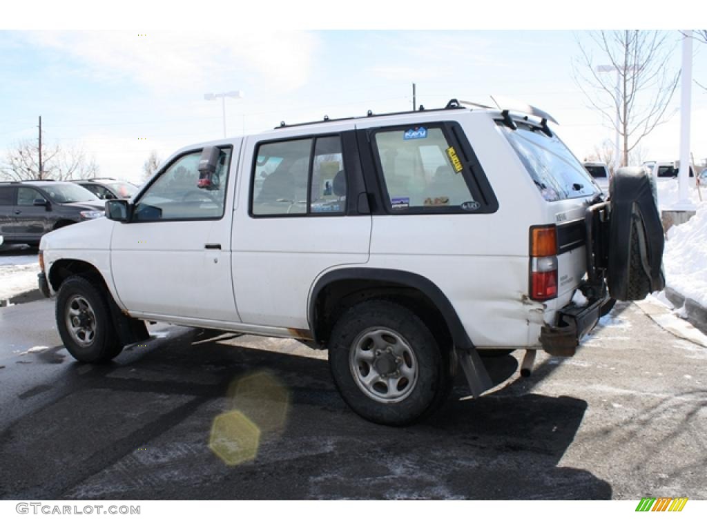 1992 Pathfinder XE 4x4 - Vail White / Dark Red photo #4