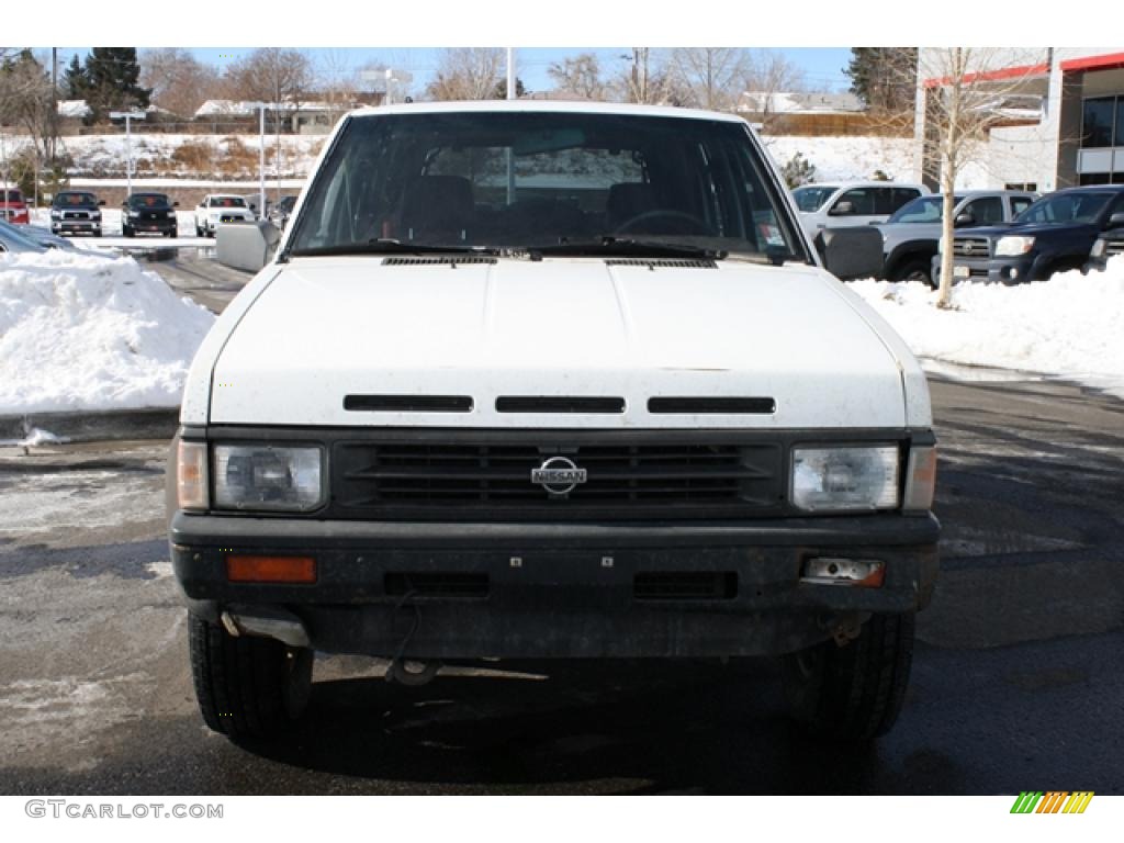 1992 Pathfinder XE 4x4 - Vail White / Dark Red photo #6