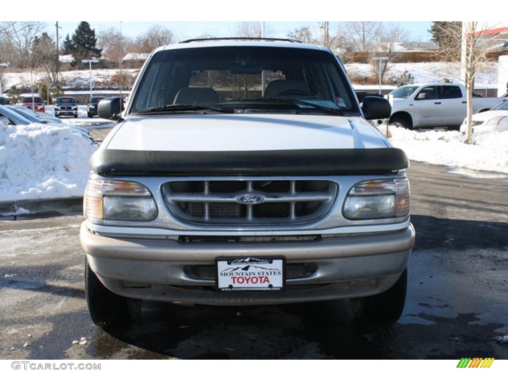 1997 Explorer XLT 4x4 - Oxford White / Medium Parchment photo #6