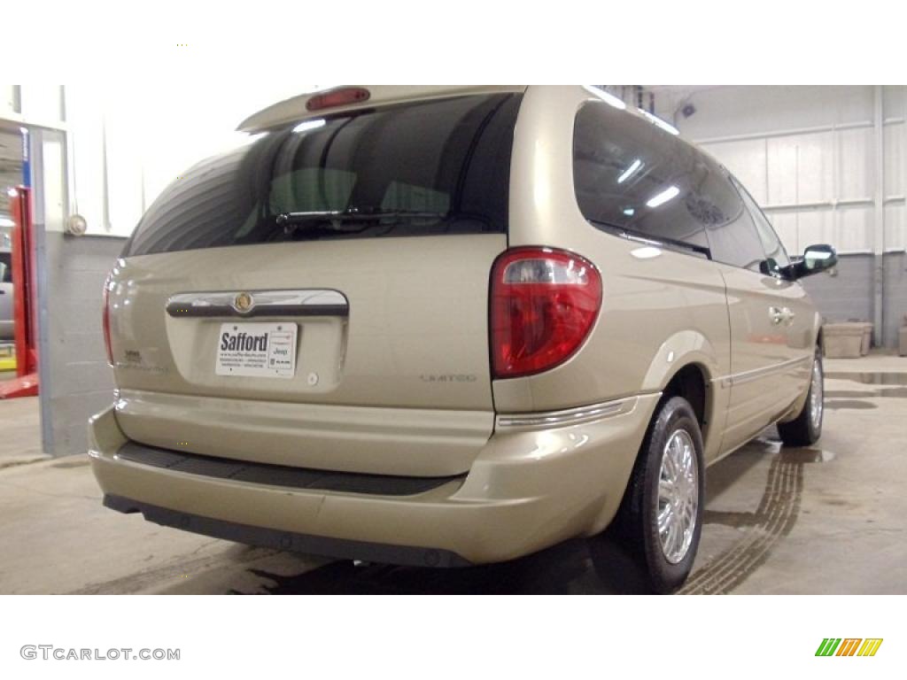 2007 Town & Country Limited - Linen Gold Metallic / Dark Khaki/Light Graystone photo #4