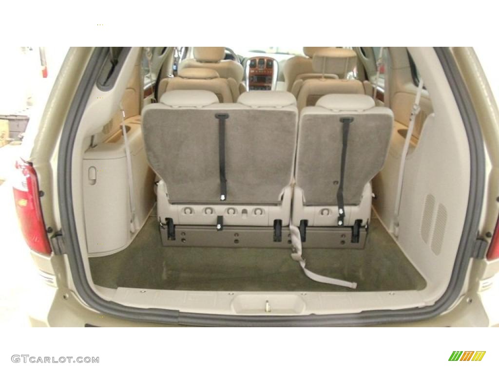 2007 Town & Country Limited - Linen Gold Metallic / Dark Khaki/Light Graystone photo #10