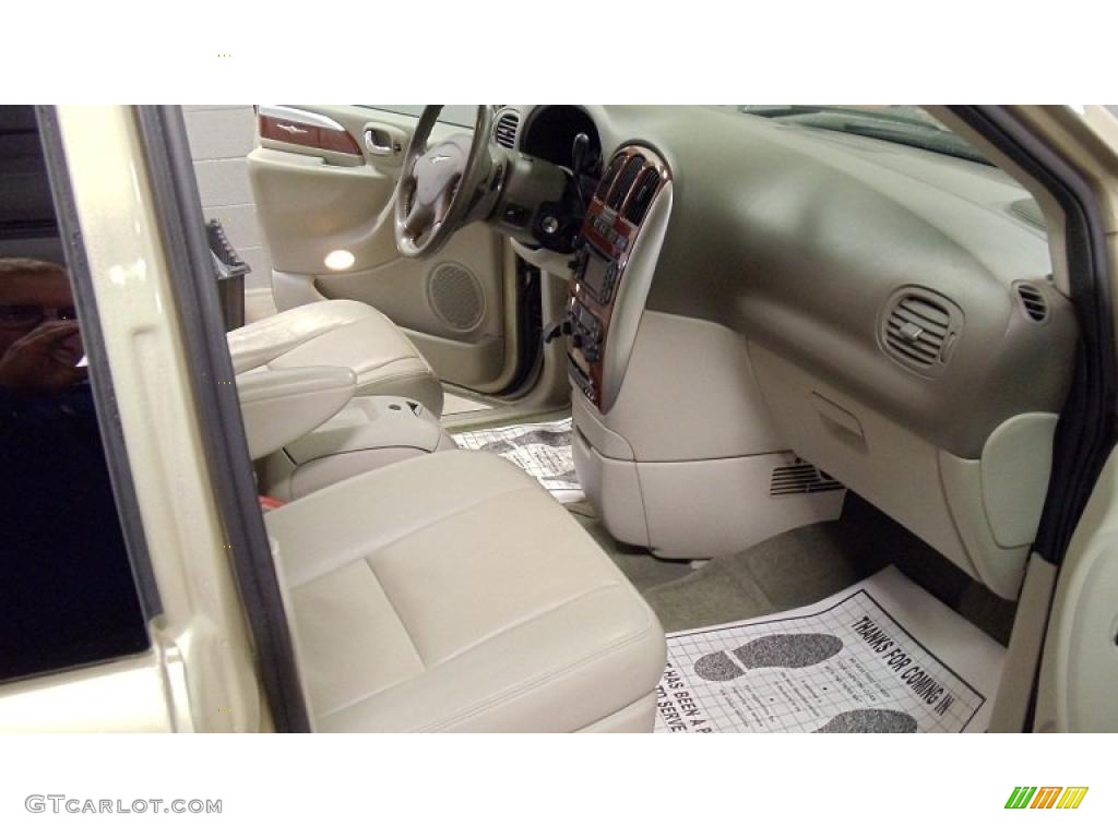 2007 Town & Country Limited - Linen Gold Metallic / Dark Khaki/Light Graystone photo #11