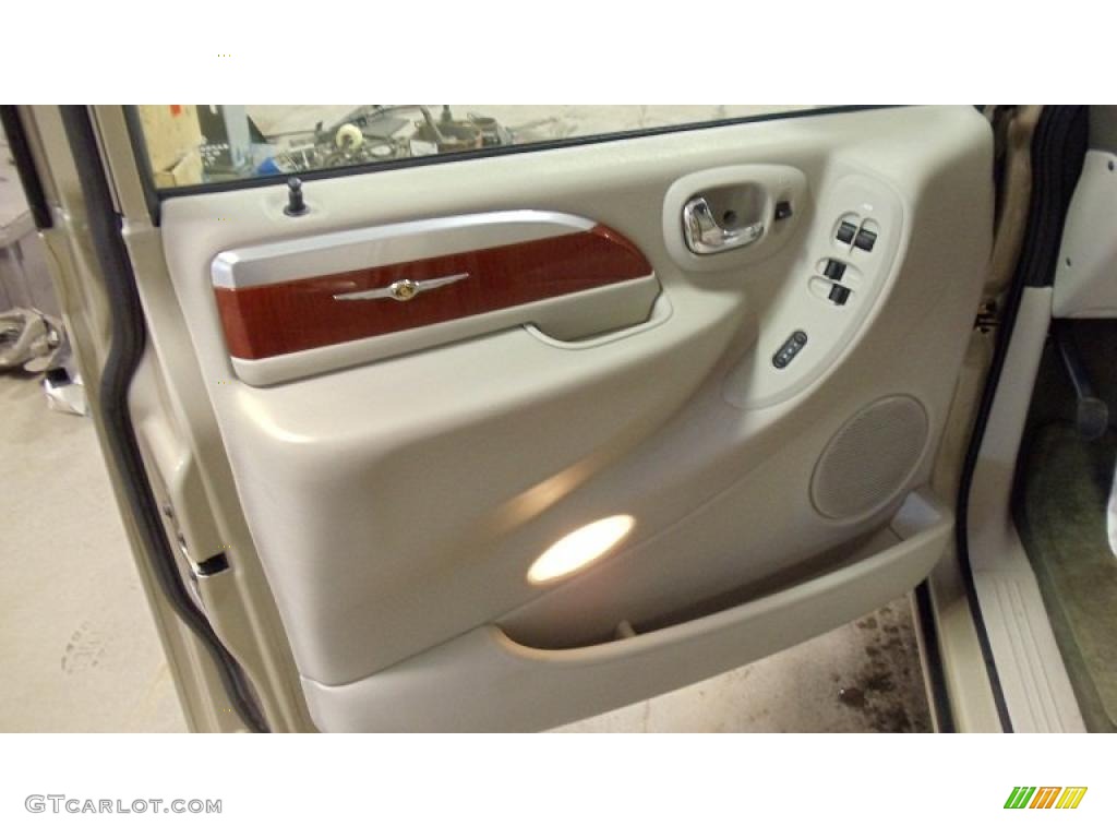 2007 Town & Country Limited - Linen Gold Metallic / Dark Khaki/Light Graystone photo #13