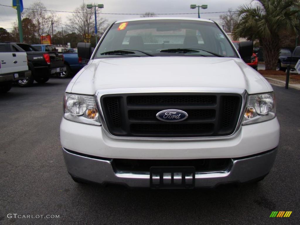 2004 F150 XL Regular Cab - Oxford White / Medium Graphite photo #3