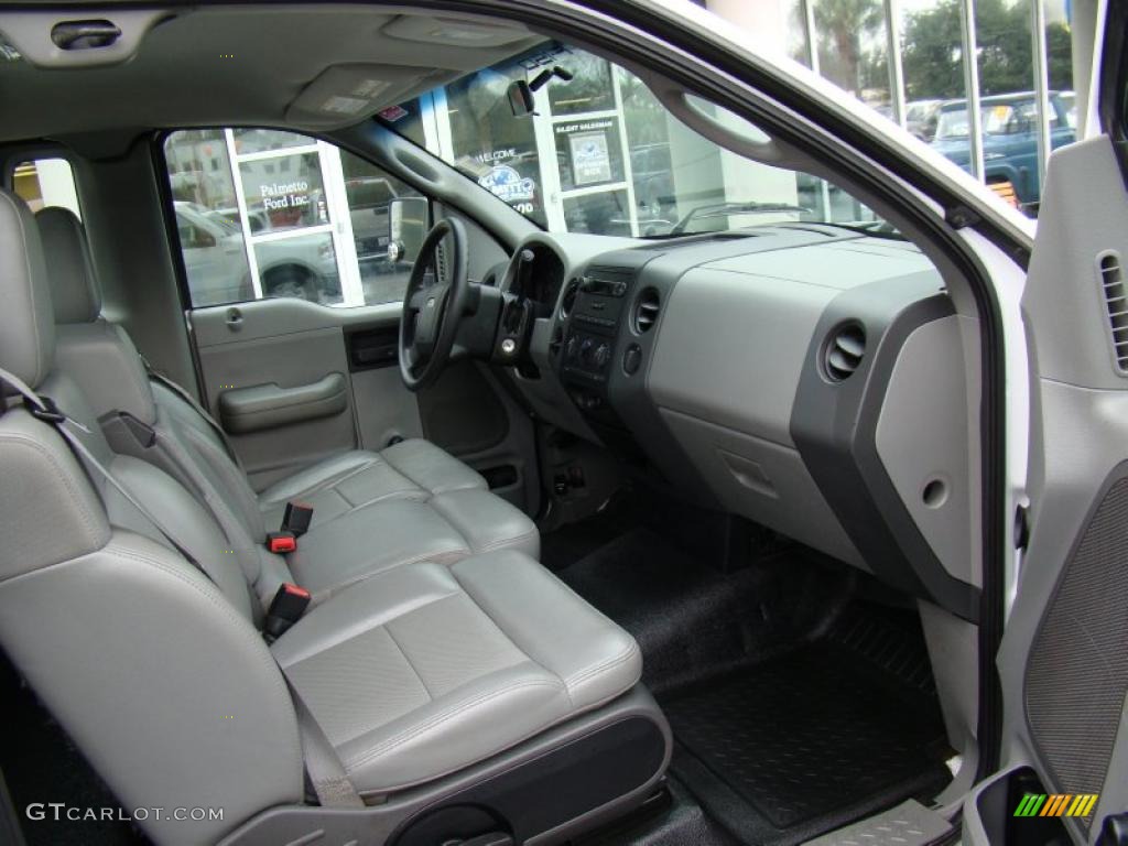 2004 F150 XL Regular Cab - Oxford White / Medium Graphite photo #12