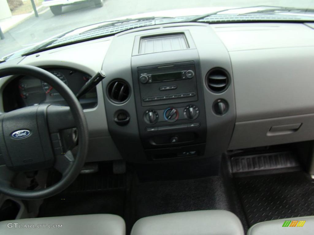 2004 F150 XL Regular Cab - Oxford White / Medium Graphite photo #15